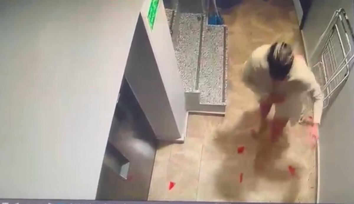 Rüstem Ç., önce eşi Nimet Ç.’yi darp etti, ardından Mehmet U.’yu bıçakla saldırarak sırtından ve bileğinden yaraladı. O anlara tanık olan bir otel çalışanı, elindeki süpürgeyle saldırganı durdurmaya çalıştı. Yaşananlar güvenlik kameralarına anbean yansıdı.