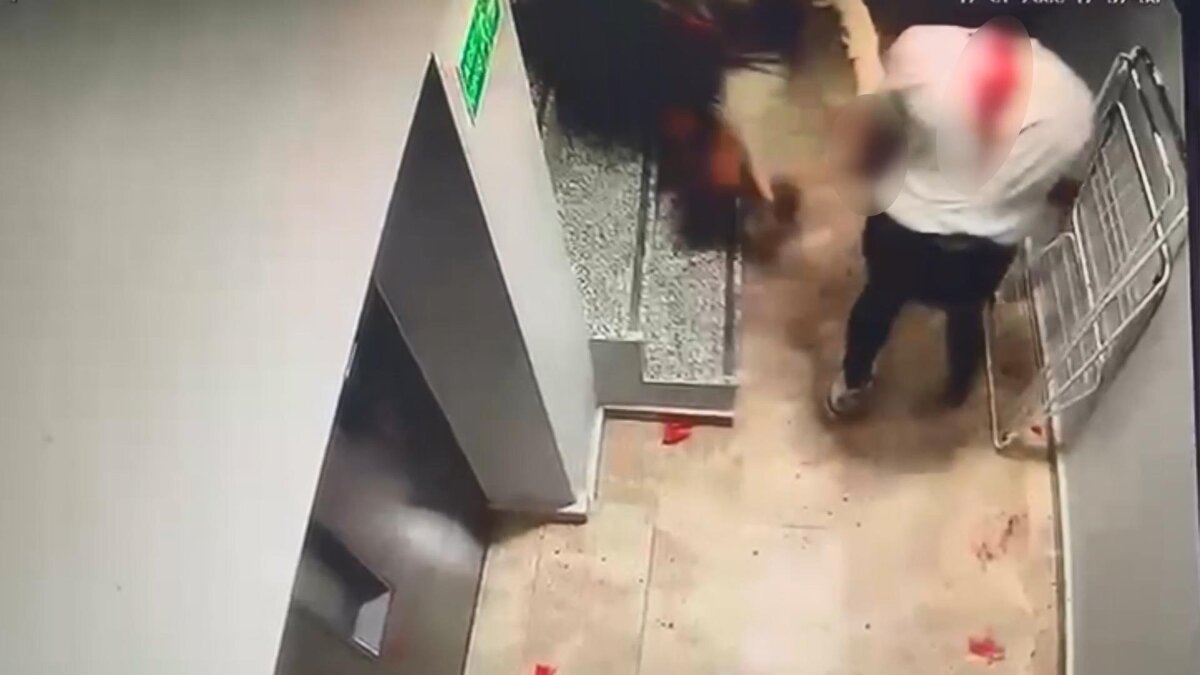 Gözaltına alınan Rüstem Ç., emniyetteki ifadesinde eşinin kendisini aldattığını düşündüğünü ve ikiliyi otel odasında görünce saldırdığını söyledi. Mahkemeye sevk edilen saldırgan koca, “kasten yaralama” suçundan tutuklandı.<br><br>Ayrıca, Mehmet U.’nun hırsızlık ve uyuşturucu dahil 13 ayrı suç kaydı, Rüstem Ç.’nin ise “kötü muamele” ve “taksirle yaralama” suçlarından kaydı olduğu ortaya çıktı.