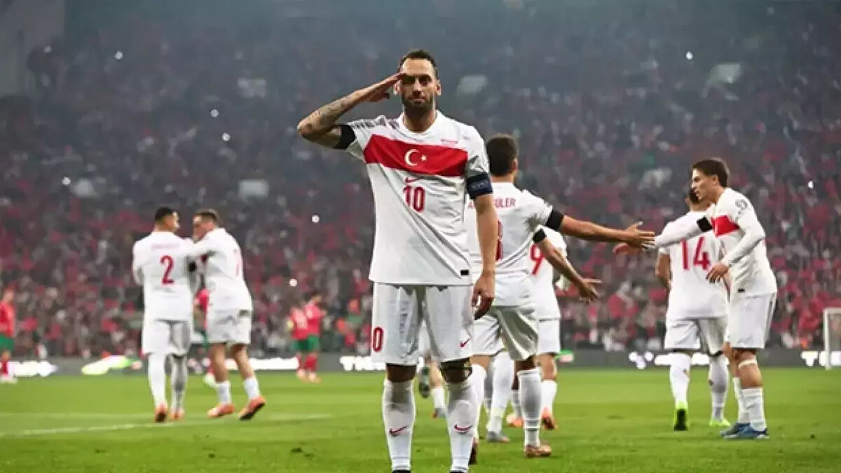A Milli Futbol Takımı’nın 2026 FIFA Dünya Kupası yolculuğunda kritik öneme sahip play-off eşleşmeleri bugün yapılan kura çekimiyle netleşti. E Grubu’nu İspanya’nın arkasında ikinci tamamlayarak play-off biletini garantileyen Milliler, seri başı olarak yer aldığı kura sonucunda yarı finaldeki rakibini öğrendi.