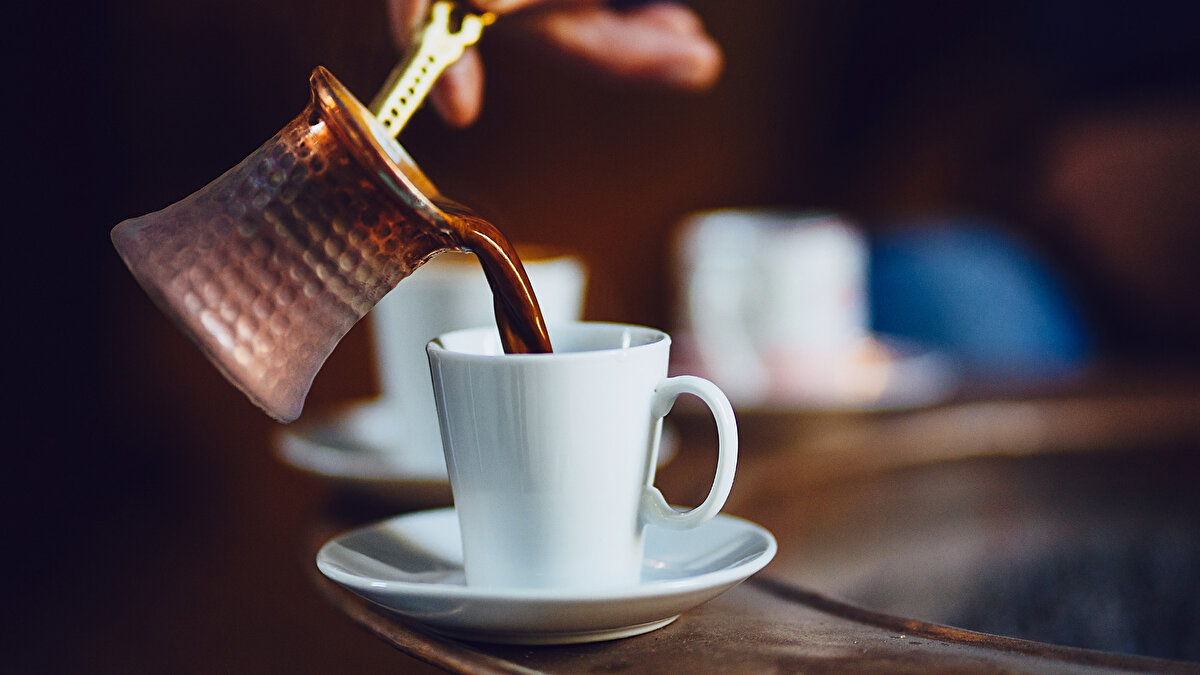 İç Hastalıkları Uzmanı Dr. Yavuz Burak Tor, olayın ardından yaptığı açıklamada, yalnızca işletmelerde kullanılan maddelerin değil, ev tipi temizlik ürünlerinin de hatalı veya aşırı kullanımda ciddi sağlık sorunlarına yol açabileceğini söyledi. Dr. Tor, ciltte yanma, solunum yollarında tahriş ve uzun süreli maruziyette daha büyük risklerin ortaya çıkabileceğini vurguladı.<br><br>“Ev tipi temizlik ürünleri doğru kullanıldığında kanser riski oluşturmaz. Ancak yoğun ve bilinçsiz kullanım bazı kimyasalların etkisini artırabilir. Bu nedenle her zaman onaylı, ev kullanımına uygun ürünlerin tercih edilmesi büyük önem taşır.” ifadelerini kullandı.