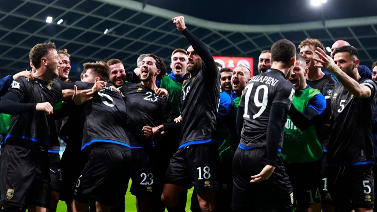 A Milli Futbol Takımı, Dünya Kupası play-off yarı finalinde Romanya ile karşılaşacak. Mücadele Türkiye'de oynanacak.<br>