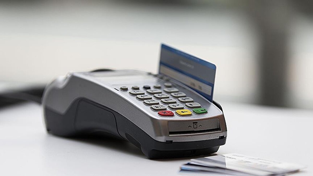 POS Cihazında Yeni Yasaklar ve Özel İzinler<br><br>Yeni düzenlemeyle birlikte başkasına ait POS veya mobil ödeme cihazı kullanımı tamamen yasaklanıyor.<br>Türkiye genelinde en az 30 bayisi bulunan büyük bayilik yapıları, kendi ödeme sistemlerini anlaşmalı işletmelere kullandırabilecek.<br><br>Ayrıca e-ticaret yapan mükellefler için sanal POS cihazı kullanımına resmi olarak izin veriliyor.