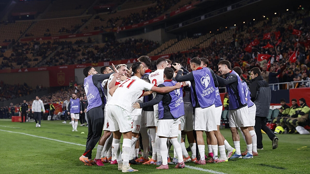 GEMINI'YE SORDUK<br><br>Google’ın geliştirdiği Gemini yapay zekasının cevabı şu şekilde: <br><br>“Türkiye'nin mevcut kadro potansiyeli, rakiplerin durumu ve fikstür avantajdezavantajlarını (özellikle finalin deplasmanda olması) göz önüne alarak yaptığım analize göre, Türkiye'nin 2026 Dünya Kupası'na katılma ihtimalini %35 - %40 bandında değerlendiriyorum.