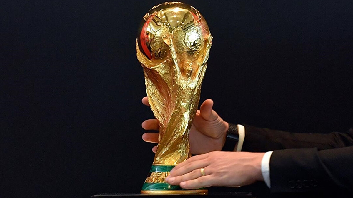 2. Maç (FİNAL): Slovakya vs Türkiye (Simülasyon)<br><br>Yer: Slovakya Durum: Kazanan Dünya Kupası'na gidiyor.<br><br>Analiz: Slovakya fizik gücü yüksek, disiplinli ve sahasında çok zor yenilen bir takım (Lobotka, Skriniar, Hancko gibi oyuncularla). Deplasman olduğu için "Bizim Çocuklar" daha kontrollü oynamak zorunda kalır.<br><br>Oyun Akışı: Maç bir satranç mücadelesine döner. Slovakya fiziksel üstünlüğünü kullanmaya çalışırken, Türkiye teknik ayaklarıyla topa sahip olmaya çalışır.<br><br>Skor: Maçın normal süresi büyük bir gerilimle 1-1 biter.<br><br>Uzatma ve Penaltılar: Uzatmalarda iki takım da yorgunluktan dolayı risk alamaz. İş, Türk Milli Takımı'nın tarihinde sıkça yaşadığı o dramatik anlara, penaltılara kalır.<br><br>Simülasyon Sonucu: Kalecimiz Mert Günok (veya Uğurcan), Slovakya'nın bir penaltısını kurtarır. Son penaltıda topun başına geçen oyuncumuz hata yapmaz.<br><br>“Türkiye, dramatik ve zorlu bir finalin ardından Penaltılarla veya uzatmalarda atılan altın değerinde bir golle Slovakya'yı eleyerek 2026 Dünya Kupası biletini alır.”