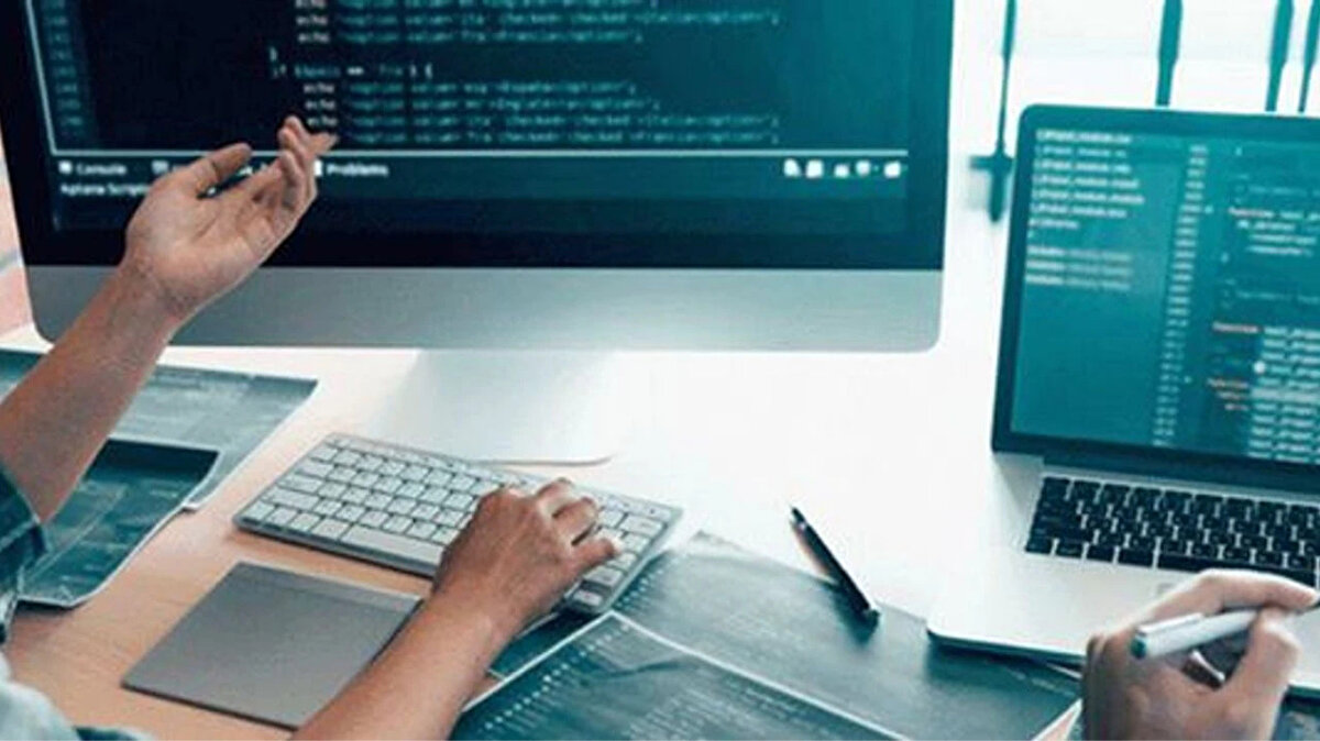 Diplomasız Uzmanlık Mümkün<br><br>Komut mühendisliği için üniversite diploması zorunluluğu yok. Ancak alanla ilgili yazılım, mühendislik veya bilgisayar becerileri her zaman artı değer sağlıyor. Yine de birçok şirket, adayların pratik yeteneği ve problem çözme becerisini diploma şartının önünde tutuyor.