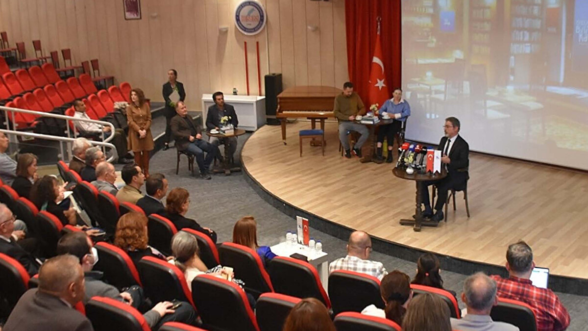 Sözbilir, 10 Ağustos’taki 6.1 büyüklüğündeki depremin ardından bölgede artçıların 20 bini geçtiğini, ancak son 3-4 gündür 3-4 büyüklüğündeki sarsıntıların durmasının olumlu bir durum olmadığını ifade etti.