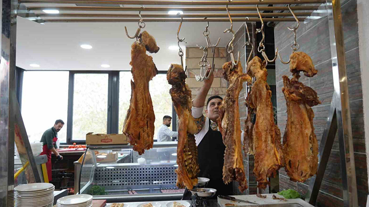 Geleneksel yöntemlerle hazırlanan Muş büryanı, kendine özgü aroması ve pişirme tekniğiyle hem bölge halkının hem de kente gelen ziyaretçilerin ilgisini çekiyor.