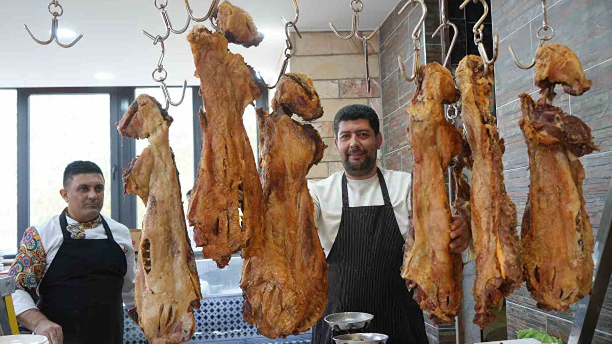 Muş’ta yaklaşık 15 yıldır büryan kebabı geleneğini sürdüren Metin Göçmen, tandırda hazırladığı kuzu etleriyle şehrin bu yöresel lezzetini yaşatıyor.