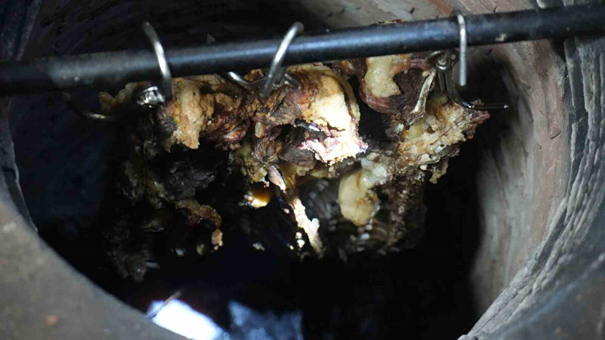 İşletme sahiplerinden Sedat Göçmen, Muş büryanının Bitlis ve Siirt ile tatlı bir rekabet içinde olduğunu belirterek, “Her ilin kendine özgü bir büryan kültürü var. Muş büryanının kendine has pişirme tekniği ve aromasıyla farklı bir yere sahip olduğunu düşünüyoruz. Bitlis ve Siirt ile tatlı bir rekabet içerisindeyiz ve bu rekabette kendimizi göstermek istiyoruz. Hemşehrilerimizi de buraya büryan yemeye davet ediyoruz” dedi.