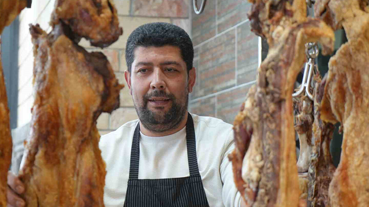 Kent merkezindeki işletmesinde sabahın erken saatlerinde tandırı yakan Göçmen, özenle seçilen kuzuları kendi çiftliğinde yetiştirip, 8–9 aylık dönemde hazırlıyor. Hazırlanan kebap, müşterilere geleneksel tat ve sunumla ikram ediliyor.