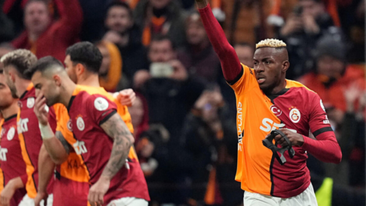 Kulüp doktorları Osimhen'in bu çıkışından sonra  Fenerbahçe derbisine yetiştirmek için yoğun bir tedavi programı uygulanmaya başlandı. 