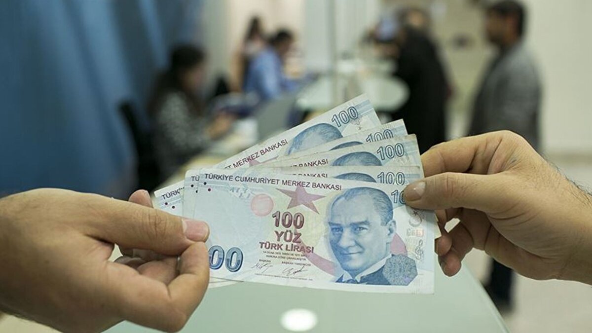 AK Parti’nin 2023 seçim vaatlerinden biri olan vatandaşlık maaşı, yeni yıldan itibaren pilot illerde hayata geçirilmek üzere planlanıyor. Geliri asgari ücret seviyesinin altında olan hanelere yönelik düzenlenen bu sistem, her ailenin en az asgari ücret kadar gelire sahip olmasını güvence altına almayı amaçlıyor. Program, “Gelir Tamamlayıcı Aile Destek Sistemi” çerçevesinde Aile ve Sosyal Politikalar Bakanlığı ile Cumhurbaşkanlığı Strateji ve Bütçe Başkanlığı tarafından yürütülecek.