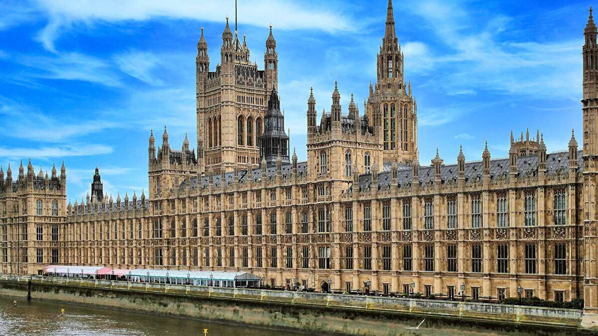 Parlamentoda ölmek<br><br>Parlamento Binası kraliyet sarayı sayıldığından, burada ölen kişinin devlet töreniyle gömülmesi gerekeceğinden ölmek yasaktır