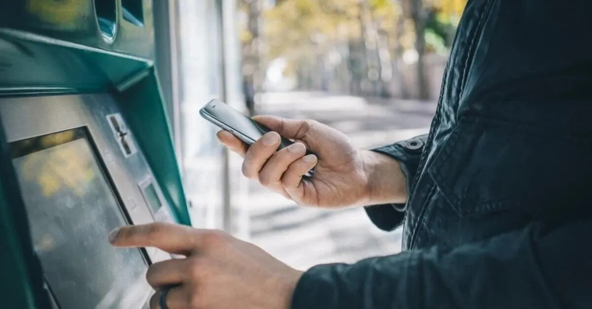 Biyometrik doğrulama zorunlu hale geliyor<br>Yeni düzenlemeye göre ses tanıma, parmak izi, yüz taraması ve göz taraması gibi biyometrik veriler, mobil ve internet bankacılığına entegre edilecek. Özellikle yüksek miktarlı para transferleri sırasında bu doğrulama adımları devreye girecek. Yetkililer, bu yöntemin kullanıcı hesaplarına yönelik siber saldırıları büyük ölçüde azaltacağını belirtiyor.