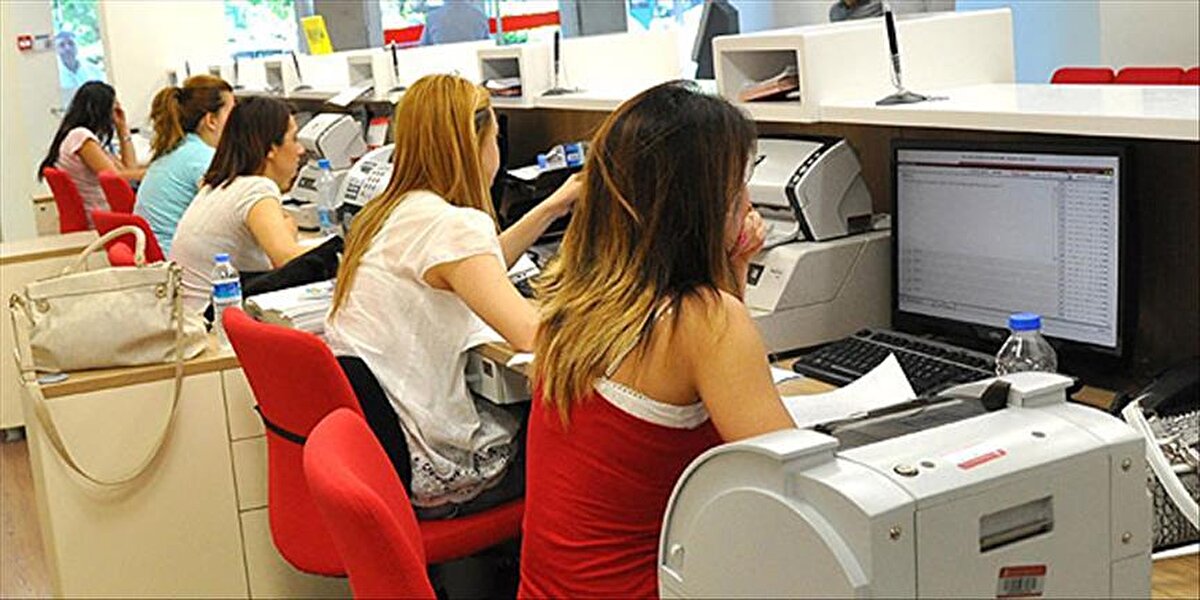 Kıdem tazminatı zamlı tutardan hesaplanacak<br>Son karara göre davayı açan işçi, hak ettiği ihbar süresi içinde iş yerinde yapılan ücret artışından faydalanacak. Bu da kıdem tazminatının zamlı ücret üzerinden hesaplanacağı anlamına geliyor. Karar, işçiler açısından önemli bir hak koruması getirirken, işverenlerin fesih süreçlerinde ihbar süresine uygun davranmasını zorunlu hale getiriyor.