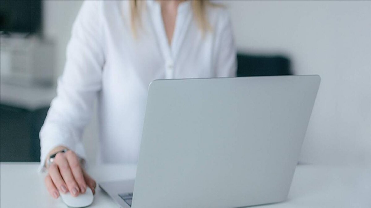 İhbar süresi dolmadan yapılan zam işçiye yansıyacak<br>İş Kanunu’na göre işveren, haklı bir sebep olmadan işçiyi işten çıkarmak istediğinde belirli bir süre önceden bildirim yapmak zorunda. Bu süre, işçinin kıdemine göre 2 haftadan 8 haftaya kadar değişiyor. Yargıtay’ın yeni kararına göre, işverenin ihbar süresini tanımadan yaptığı fesihlerde bile, ihbar süresinin sonuna kadar geçerli olacak tüm zamlar işçinin kıdem tazminatı hesabına dahil edilecek.