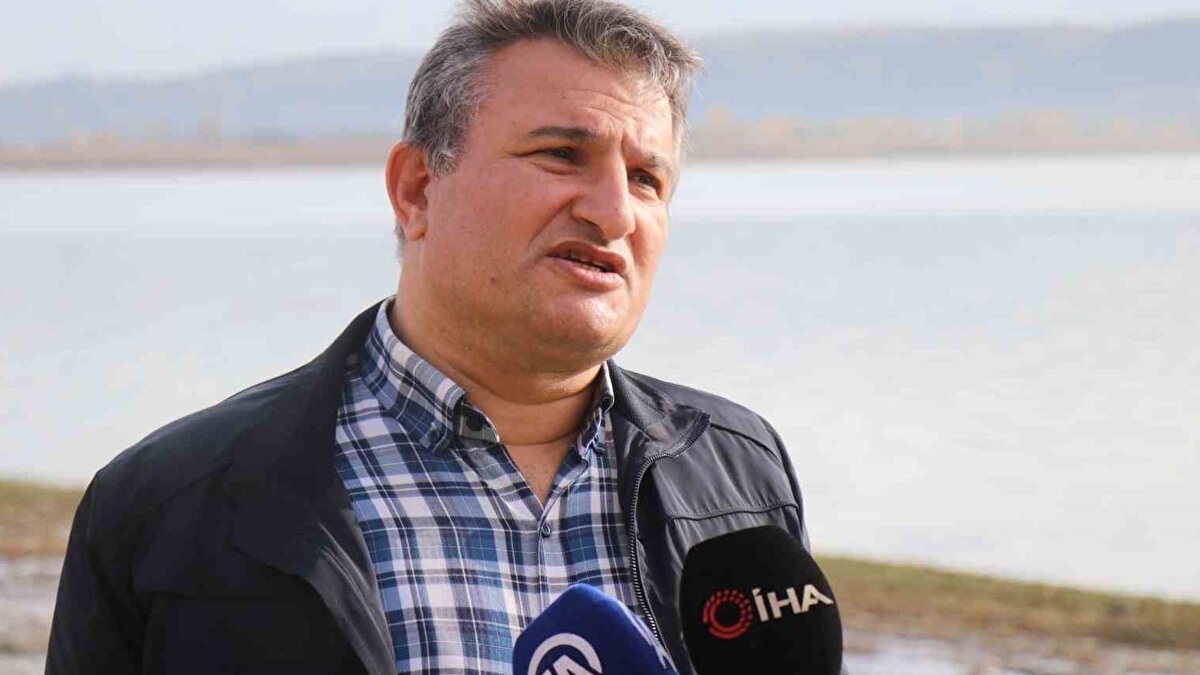 "Endişeye mahal yok her zamanki gibi doğal bir süreç içinde yaşıyoruz"<br><br>Sakarya Üniversitesi Mühendislik Fakültesi Jeofizik Mühendisi Prof. Dr. Murat Utkucu, "Burası bir fay hattı. Türkiye’nin en önemli, Kuzey Anadolu fay hattı buradan geçiyor ve burada bu gölün altında bir basamak yapıyor. Arifiye civarında fay kolu göle giriyor, bir kolu da kabarcıkların oradan İzmit’e doğru gidiyor. Dolayısıyla fay hattının üzerinde meydana gelen bir hadise bu. Fay hatları boyunca su çıkışları, gaz çıkışları gözlenen doğal süreçlerdir. Burada deprem habercisi mi diye hep sorular soruldu. Bu fay hattının karakteristik depremi yediden büyük bir deprem ve yediden büyük deprem 1999 yılında gerçekleşti. Bu gerçekleşen deprem 25 yıl önce gerçekleştiği için bu fay hattının yine bu karakteristik depremi üretmesi için yüz yılı aşan bir süre geçmesi lazım. Dolayısıyla bu açıdan büyük bir depremin habercisidir diyemeyiz. Fakat bu gözlemden bağımsız olarak söylüyorum yediden büyük bir depremi üreten fay hattı boyunca her zaman beşlik, dörtlük, üçlük depremler beklenmelidir. Su seviye değişimleri, su çıkışları, gaz çıkışları, radon gazı çıkışları. Bunlar depremlerinin habercisi sayılabilecek unsurlardan biridir fakat deprem bilimde tek bir belirtece bakılarak deprem tahmini yapılmaz. Çok sayıda belirticinin aynı anda bu şekilde herkesin dikkatini çekecek bir farklılık göstermesi lazım ve bunların da ölçülerek netleştirilmesi lazım. Dolayısıyla tek bir belirtece bakarak deprem olacak demek bilimsel açıdan yanlış bir yargı olacaktır. Endişeye mahal yok her zamanki gibi doğal bir süreç içinde yaşıyoruz. Bu fay hattına yakın yaşayan insanlar olarak ne yapmamız lazım? Beşlik, dörtlük depremleri her zaman için zaten hazır olmamız lazım. Bu göl bu fayın oluşturduğu çukurluk üzerinde oluşmuştur bu fay burada basamak yapıyor ve fay hatları boyunca su çıkışları olacaktır" dedi.