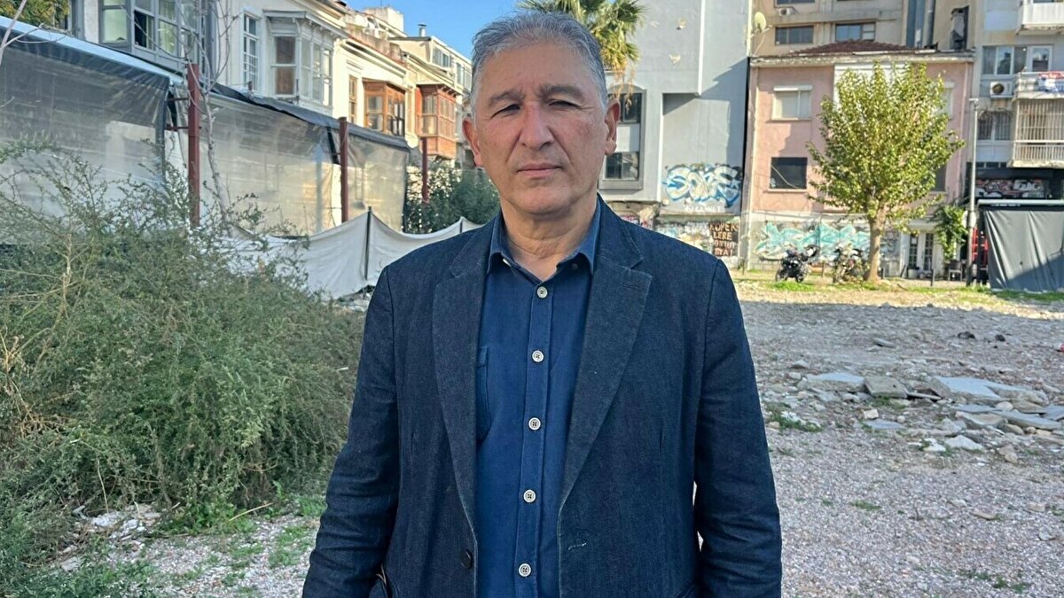 Uzm. Dr. Yüce Ayhan, özellikle iklim değişikliğinin kentteki haşere popülasyonu üzerindeki rolüne dikkat çekti. Ayhan’a göre sıcaklık düşmediği sürece karasineklerin üreme döngüsü kesintiye uğramıyor ve larvalar uygun ortam buldukça gelişimini sürdürüyor. Bu nedenle kentte sıcak geçen her dönem, karasinek yoğunluğunu daha görünür hâle getiriyor.