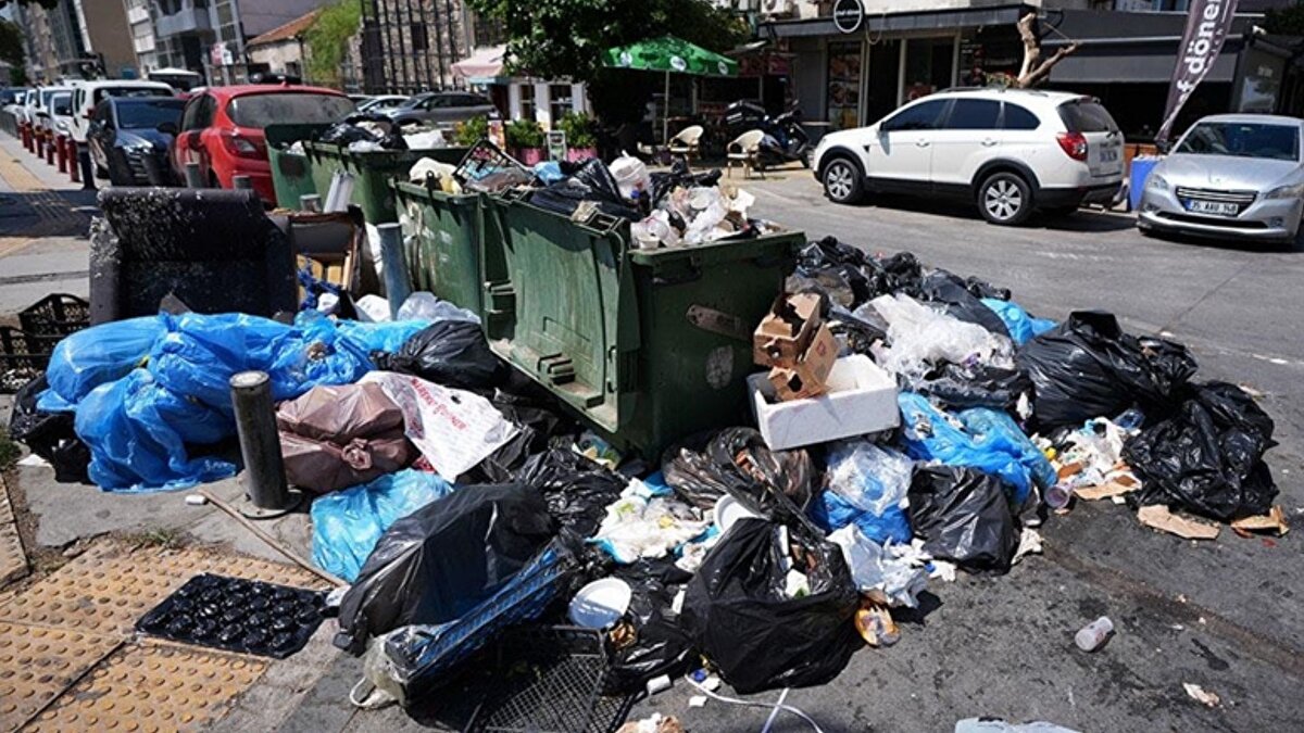 Çöp birikimi üreme alanlarını genişletiyor<br><br>Ayhan, İzmir’de zaman zaman yaşanan çöp birikimi ve çöp sularının çevreye yayılmasının da karasineklerin çoğalmasını kolaylaştırdığını ifade etti. Atıkların uygun şekilde toplanmaması, haşerelerin gıda bulabileceği daha fazla alan oluşturuyor. Ayhan, evsel atıkların sızdırmaz poşetlerle ayrılması ve belediyelerin geri dönüşüm altyapısını güçlendirmesi gerektiğini belirtti.