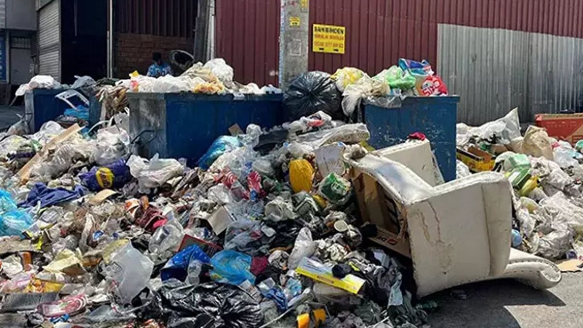 Enfeksiyon riskine karşı uyarı<br><br>Karasineklerin temas ettikleri kirli yüzeylerden mikroorganizmaları taşıyabildiğini hatırlatan Ayhan, özellikle açıkta bırakılan gıdaların bu nedenle risk altında olduğunu söyledi. Kentte yapılan ilaçlamaların geçici bir çözüm sağladığını, ancak kaynak sorunları giderilmedikçe sinek popülasyonunun yeniden arttığını dile getirdi.