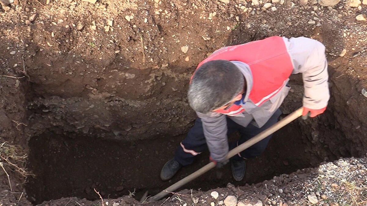 Kentte her yıl tekrarlanan bu kış hazırlığında, iş makineleriyle açılan mezarlar ekipler tarafından kazma ve kürekle düzenlendi. Mezarlık çalışanları, toprak donduğunda makinelerin bile kazı yapmakta zorlandığını belirterek bu çalışmanın zorunlu olduğunu ifade etti. Ekipler, kış aylarında yaşanacak olası defin işlemlerinde aksama yaşanmaması için sezon başlamadan tüm hazırlıkları bitirdi.