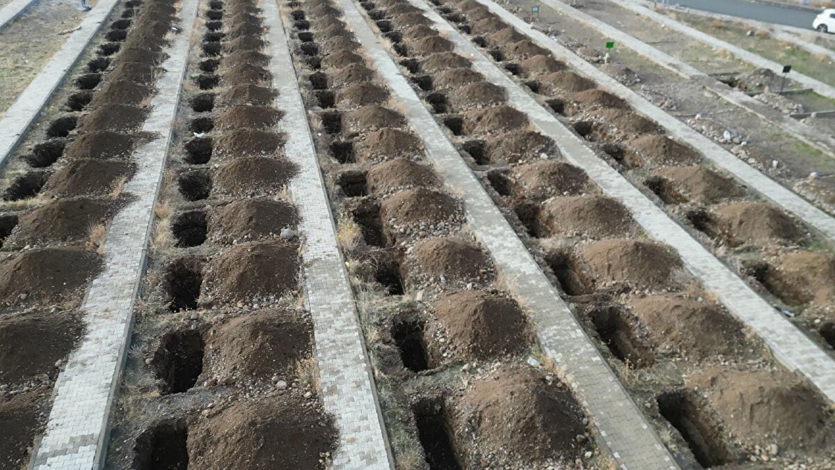 Palandöken eteklerinde yoğun kar yükü<br><br>Erzurum Büyükşehir Belediye Başkanı Mehmet Sekmen, özellikle ocak, şubat ve mart aylarında toprağın tamamen donduğunu ve mezarlık bölgesine yaklaşık bir metre kar yağdığını ifade etti. Sekmen, bu nedenle kışın ancak kompresör yardımıyla kazı yapılabildiğini, bu zorluğun önüne geçmek için sonbahar aylarında kapsamlı bir hazırlık süreci yürüttüklerini söyledi.