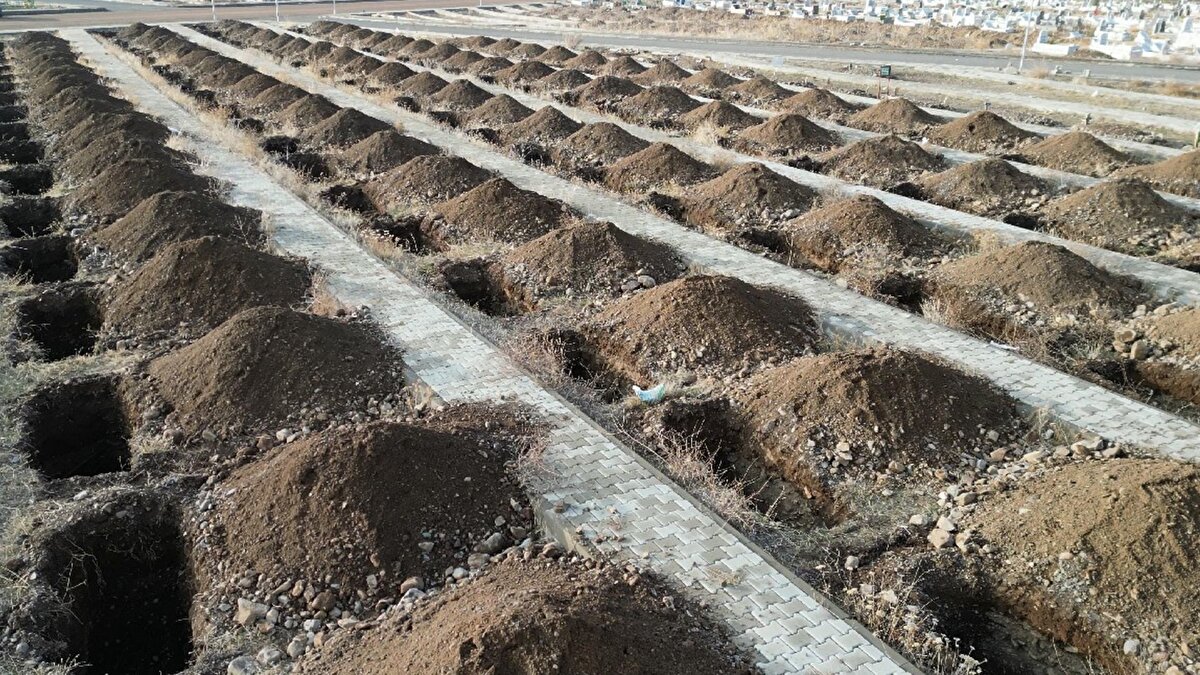 “Kışın toprak taşlaşıyor”<br><br>Asri Mezarlık’ta görev yapan işçiler, dondurucu hava şartlarında zeminin sertleşmesi nedeniyle kazı işlemlerinin neredeyse durma noktasına geldiğini söyledi. Her yıl yüzlerce mezarı önceden açtıklarını belirten çalışanlar, bu sezon için planlanan 500 mezarın tamamlandığını aktardı.