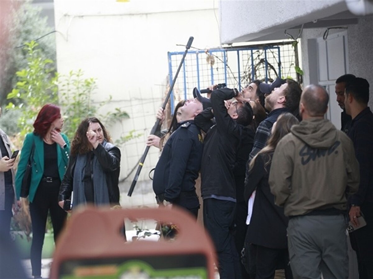 Soruşturmanın kapsamı<br>Başsavcılık, ev içi güvenlik kameralarına ait görüntülerin ve bunların ses kayıtlarının detaylı incelemesi için görüntüleri önce Bursa Kriminal Polis Laboratuvarı’na, ardından Ankara Kriminal Polis Laboratuvarı’na ve son olarak TÜBİTAK’a gönderdi. İncelemelerin amacı; görüntülerin iyileştirilmesi, seslerin ayrıştırılması ve olaydaki zaman akışının netleştirilmesidir.