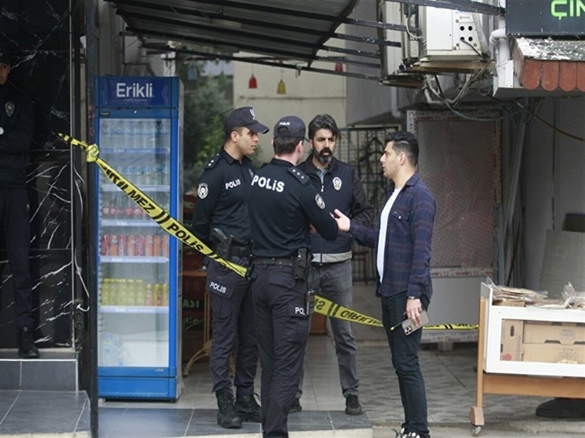 26 Eylül’de Çınarcık, Harmanlar Mahallesi’ndeki 6. kattaki pencereden düşerek yaşamını yitiren şarkıcı Gül Tut (Güllü) olayıyla ilgili soruşturma Yalova Cumhuriyet Başsavcılığı tarafından titizlikle sürdürülüyor. Yalova Cumhuriyet Başsavcısı Duygu Bayar Öksüz’ün yürüttüğü dosyaya yeni bir savcı atanmasıyla soruşturmada görev yapan savcı sayısı üçe yükseldi; keşif raporu ve ses analizleri soruşturmada kilit rol oynayacak.