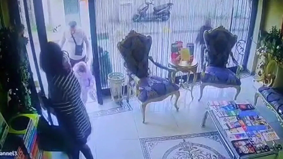 Chishti’nin ifadesindeki en dikkat çekici bölüm ise şu oldu:<br>01.30 sıralarında yemek yemek için otelin kapısını kilitlediğini, yakınlardaki bir kebapçıya gittiğini söyledi. Kapıyı kilitleme amacının “hırsızlık girişimini engellemek” olduğunu belirtti. Kapıda iletişim numarası ve anahtar yerinin yazılı olduğunu, aldığı yemeği oteldeki kötü koku nedeniyle dışarıdaki bir bahçede yediğini söyledi. Yaklaşık 15–20 dakika sonra döndüğünde kapı önünde ambulans gördüğünü ve Böcek ailesinin ambulansa bindiğini fark ettiğini belirtti. Yaşanan olayla bir ilgisinin bulunmadığını ve suçlamaları kabul etmediğini söyledi.