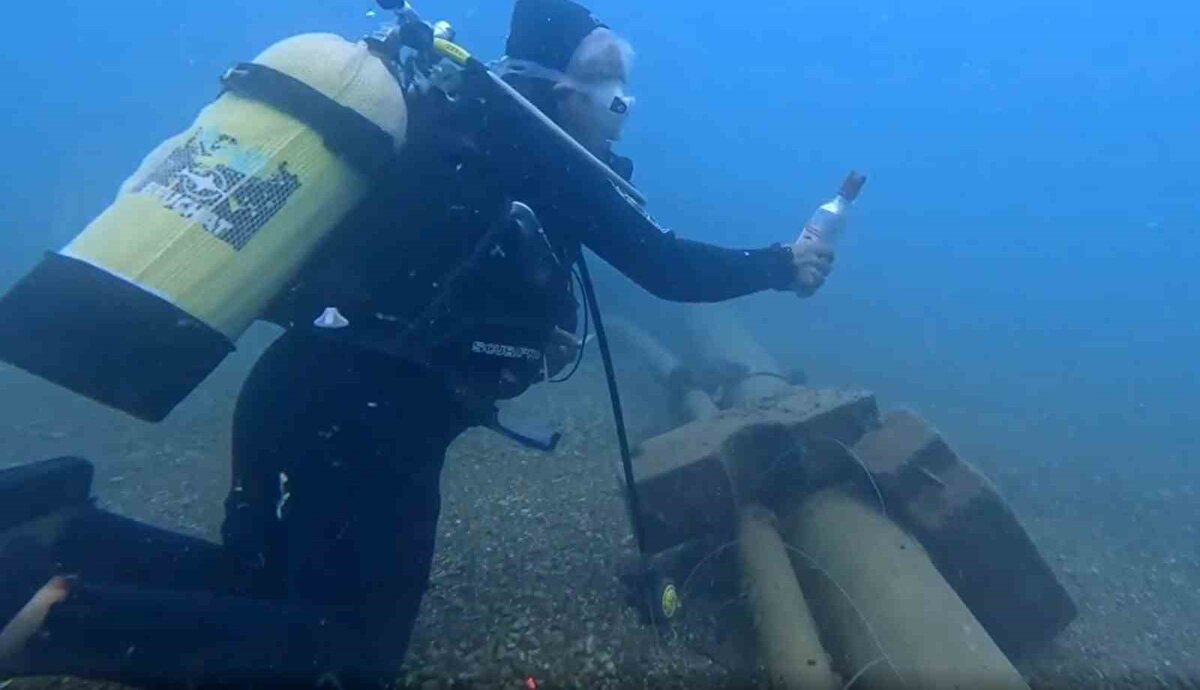 Antalya Körfezi’nde yaz sezonu sonrası temizlenen deniz, ilk yağışlarla birlikte yeniden kirlenmeye başladı. Konyaaltı Sahili’nde dalış yapan Akdeniz Üniversitesi Su Ürünleri Fakültesi öğretim üyesi Prof. Dr. Mehmet Gökoğlu, özellikle sigara izmariti kirliliğinin deniz dibinde belirgin şekilde görüldüğünü aktarırken, suyun etkisiyle açılan filtrelerin “pamuk tarlası” görünümü oluşturduğunu kaydetti.