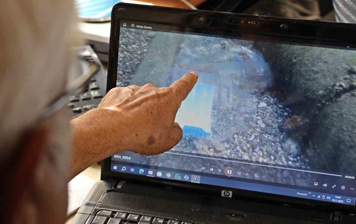 Denize ulaşan atıkların kaynakları<br>Uzmanlar, dere yataklarına, caddelere ve kıyıdan uzak bölgelere bırakılan çöplerin yağışla birlikte doğrudan Antalya Körfezi’ne taşındığını belirtiyor. Gökoğlu’ya göre, plastik atıklar, alkol şişeleri, ıslak mendiller ve ambalaj kutuları su altındaki kirlenmenin başlıca unsurları arasında yer alıyor. Yaz aylarında turizm yoğunluğu nedeniyle berrak olmayan su, sonbaharda kendini toparlamış olsa da ilk yağışlarla yeniden kirlendi.