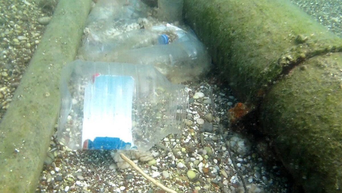 Plastik kirliliği uyarısı<br>Prof. Dr. Gökoğlu, plastiklerin güneş altında parçalanarak mikro plastiklere dönüştüğünü ve bu parçacıkların planktonlardan balıklara kadar tüm deniz canlıları tarafından yutulduğunu belirtti. İnsanların da tüketilen deniz ürünleri üzerinden bu maddeleri bünyesine aldığını vurgulayarak, plastik kirliliğinin sağlık açısından ciddi sonuçlar doğurduğunu ifade etti.