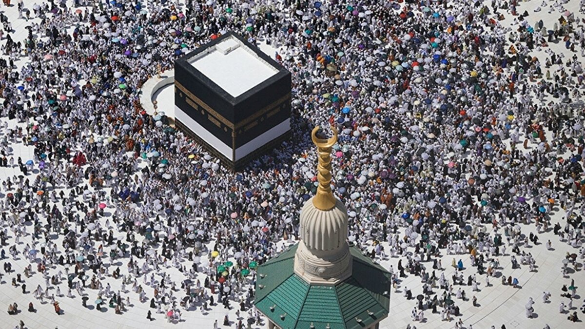 Tarih uyarısına dikkat!<br><br>Hac başvurularında sorun yaşanmaması için pasaportunu yenilemesi gereken adayların, 30 Kasım’dan sonra nüfus müdürlüklerine başvuru yapması istendi. Diyanet, en az bir yıl geçerli pasaport düzenlenmesini talep ederek işlemlerin Suudi Arabistan makamlarının beklentileriyle uyumlu biçimde yürütüleceğini vurguluyor.