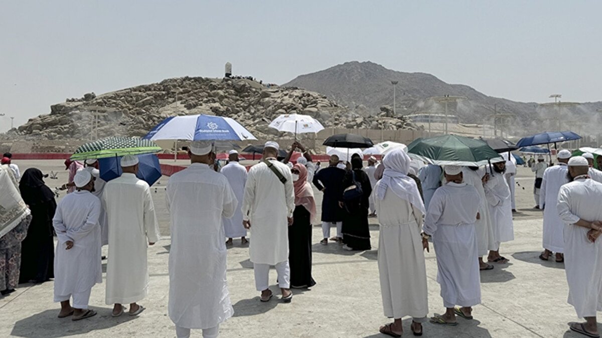Bu yıl güncelleme ve ön kayıt işlemlerini tamamladıktan sonra kura sürecine katılan 1 milyon 799 bin 835 kişi, noter huzurunda yapılan çekilişte yer aldı. Kura sonucu 84 bin 942 hacı adayı ve yedekler belirlendi. Diyanet’in duyurusuna göre kesin kayıt işlemleri 11 Kasım’da başladı ve yarın sona eriyor. Ek kayıt dönemi ise 27 Kasım–5 Aralık arasında yapılacak.