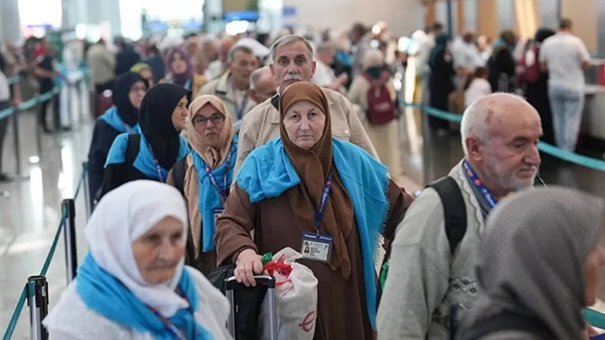 Türkiye’de 2025 hac hazırlıkları kapsamında Diyanet İşleri Başkanlığı, hacı adaylarına yönelik pasaport geçerlilik şartlarını güncelledi. Açıklamaya göre, Suudi Arabistan’ın vize prosedürleri gereği adayların pasaportlarının 30 Kasım 2026 tarihine kadar geçerli olması zorunlu olacak. Bu şart, hem yeni pasaport çıkaracaklar hem de mevcut pasaportunu yenilemek isteyenler için geçerli.