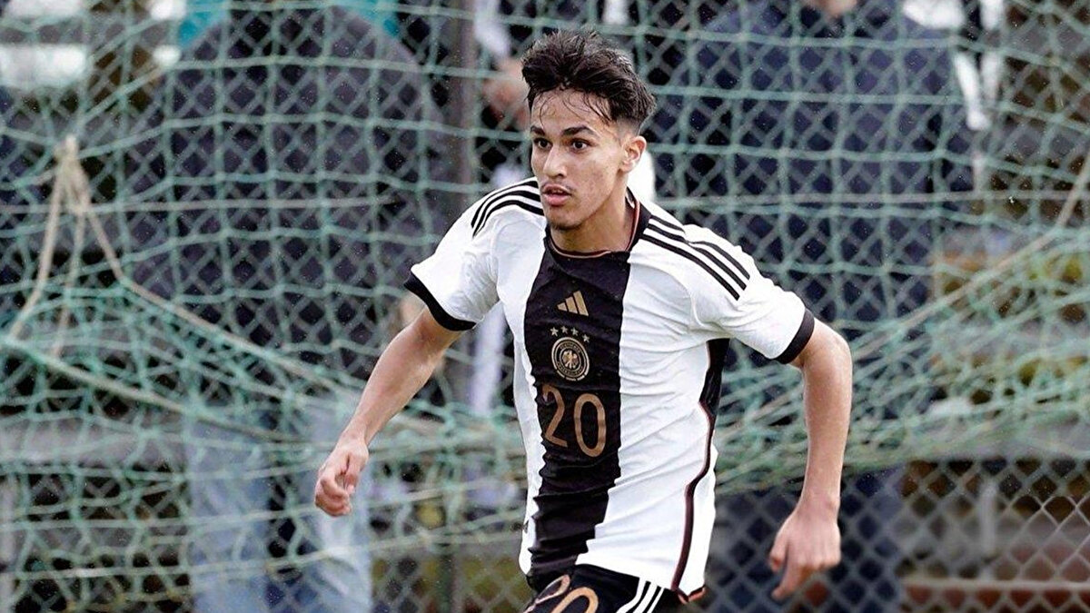 Almanya'nın M. Gladbach takımında forma giyen Güner, önce Almanya'nın milli davetini kabul etti fakat daha sonra tercihini değiştirmiş ve Arjantin'in teklifine olumlu yanıt vermişti.<br>