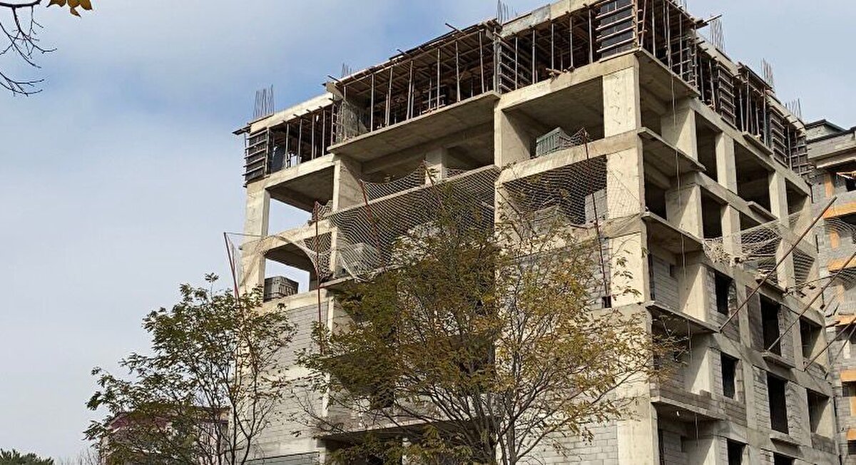 Yapımı süren bir inşaatta çalışan Mehmet Çelik, iddiaya göre dengesini kaybederek 7'nci kattan düştü.