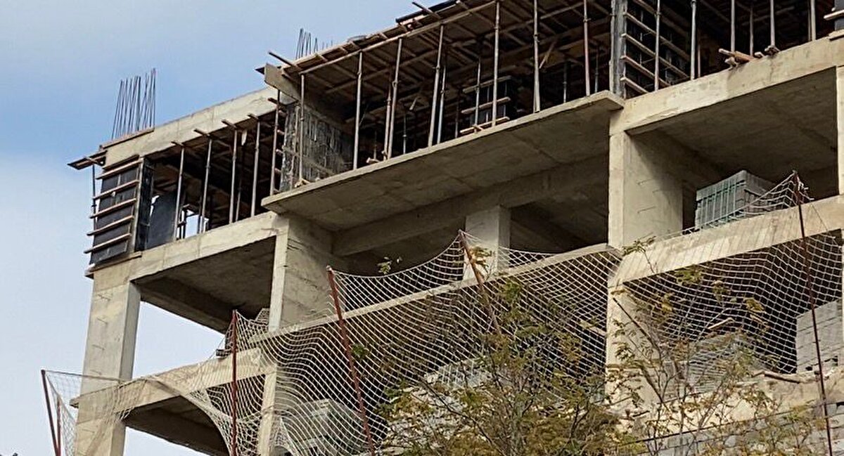 Çelik'in cansız bedeni otopsi için hastane morguna götürülürken, olayla ilgili soruşturma başlatıldı. 