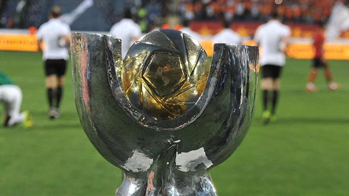 FİNAL OLİMPİYAT'TA<br><br>Süper Kupa'da final karşılaşması 10 Ocak 2026 Cumartesi günü Atatürk Olimpiyat Stadyumu'nda oynanacak.<br><br>MAÇLARIN SAATLERİ AÇIKLANDI<br><br>TFF, Turkcell Süper Kupa maçlarının 20.30'da oynanacağını açıkladı. 