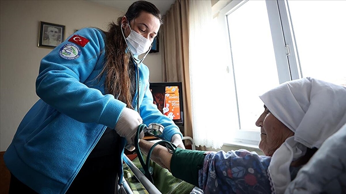 Evde sağlık ve kişisel bakım hizmetleri öne çıkıyor<br>Yaşlanan nüfus ve kronik hastalıkların artması, evde bakım hizmetlerine olan talebi belirgin şekilde yükseltiyor. Evde destek, temel sağlık kontrolleri ve ilaç takibinin yer aldığı bu meslek grubuna kısa eğitimlerle giriş yapılabiliyor. Ücretler deneyime bağlı olarak yıllık 44 bin dolar seviyesinin üzerine çıkabiliyor.