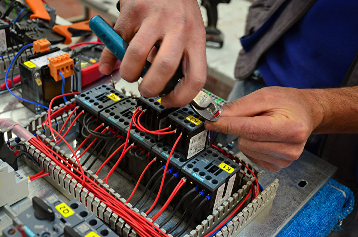 Elektrikçilere talep artmaya devam ediyor<br>Enerji sistemlerinin kurulumu, bakım ve arıza tespiti gibi kritik alanlarda görev alan elektrikçiler, hem hane hem de sanayi için vazgeçilmez konumda. Ortalama 60 bin dolar olan gelir, tecrübeli ustalarda çok daha yüksek seviyelere çıkabiliyor. Mesleğe giriş için çoğu bölgede çıraklık eğitimi yeterli.