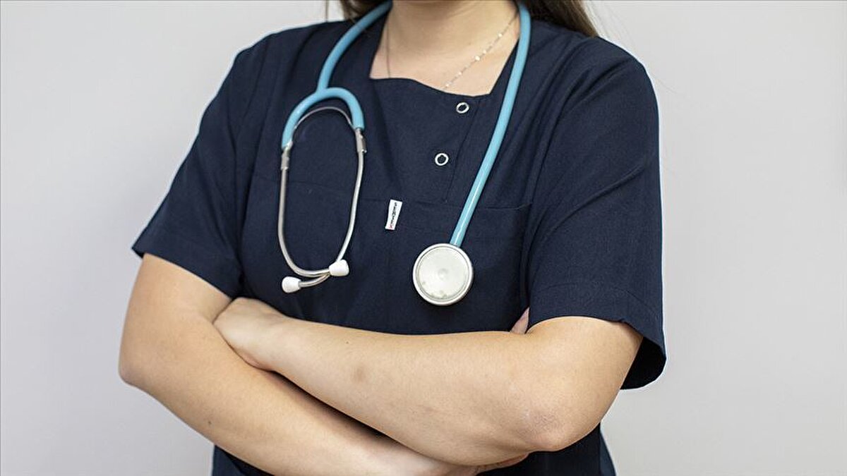 Hemşirelik güçlü talebini koruyor<br>Pandemiyle birlikte önemini daha da artıran hemşirelik mesleği, hastane ve kliniklerin temel ihtiyacı olmaya devam ediyor. Ortalama yıllık gelir 80 bin doların üzerinde seyrediyor. Uzmanlık, deneyim ve seyahat hemşireliği gibi seçenekler altı haneli kazanç mümkün kılıyor.