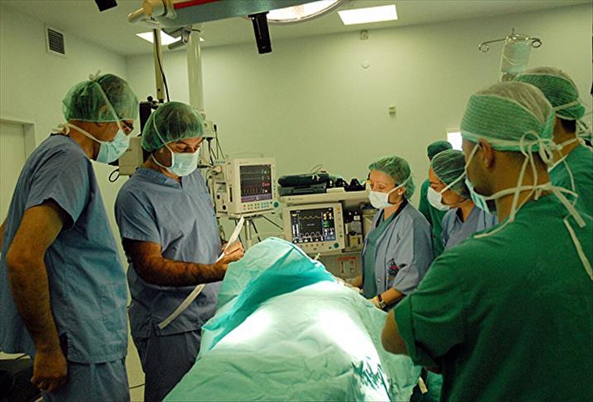 Tıbbi asistanlara yönelik eğitim ve istihdam imkanları<br>Kısa süreli sertifika programlarıyla başlanabilen tıbbi asistanlık, sağlık sektörünün dinamik yapısı nedeniyle yükselen mesleklerden biri. Ortalama yıllık gelir 40 bin dolar seviyesinde.