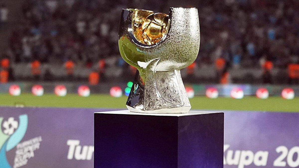 Turkcell Süper Kupa, ilk kez uygulanacak yarı-fina ve final formatıyla yeni sahibini bekliyor. <br><br>YAPAY ZEKADAN SÜPER KUPA TAHMİNLERİ<br>Yapay zeka Chatgpt’ye Süper Kupa’yı kazanan takımı tahmin etmesini istedik. İşte yapay zekanın tahminleri ve favori gördüğü takım…<br><br><galatasaray –="" trabzonspor="" (5="" ocak="" gaziantep)<br="">Genel Değerlendirme<br>-Galatasaray bu sezon hem kadro derinliği hem de oyun kalitesi açısından daha güçlü görünüyor.<br>-Trabzonspor sert, fizik gücü yüksek ve oyunu daraltarak oynayan bir takım; Galatasaray’ı zorlayabilir.<br><br>Ancak son dönemde Galatasaray’ın derbilerde daha güvenli ve kontrollü oyun oynadığını söylemek mümkün.<br><br>Tahminim: Galatasaray bir adım önde.<br>Muhtemel skor tahminleri:<br>Galatasaray 2–1 Trabzonspor<br>Galatasaray 1-0 Trabzonspor <br><br>Trabzonspor’un kazanması için oyunu öne geçirip savunma konsantrasyonunu 90 dakika koruması gerek.<br><br>📌 Fenerbahçe – Samsunspor (6 Ocak – Adana)<br>Genel Değerlendirme<br>-Fenerbahçe kadro kalitesi, tecrübe ve hücum gücü olarak rakibinin oldukça üzerinde.<br>-Samsunspor mücadele gücü yüksek bir takım olsa da Fenerbahçe karşısında maçın büyük bölümünü savunmada geçirme ihtimali var.<br>Fenerbahçe özellikle güçlü hücum hattıyla maçın favorisi.<br> Tahminim: Fenerbahçe net favori.<br>Muhtemel skor tahminleri:<br>Fenerbahçe 3–1 Samsunspor<br>Fenerbahçe 2–0 Samsunspor<br><br>🏆 Süper Kupa’yı Kim Kazanabilir?<br><br>Eğer final formatı bu iki eşleşmenin kazananlarıyla oynanacaksa (ki öyle görünüyor):<br>Olası final: Galatasaray – Fenerbahçe<br><br>Bu durumda:<br>-Galatasaray daha dengeli ve oturmuş bir oyun oynuyor.<br>-Fenerbahçe daha hızlı, tempolu ve yüksek skorlu maçlara daha yatkın.<br>FİNAL TAHMİNİ<br>Tarafsız tahmin: Galatasaray ufak bir farkla daha favori görünür, çünkü büyük maçlarda hatayı daha az yapan bir takım görüntüsü veriyor.<br>Ancak Fenerbahçe’nin hücum gücü her an dengeleri değiştirebilir.<br>Tahmini skorlar: <br>Galatasaray 2-1 Fenerbahçe<br>Galatasaray 1-1 Fenerbahçe <br><br>(Not: Bu tür maçlarla ilgili yapılan yapay zeka değerlendirmeleri tamamen futbol mantığı, form grafiği, kadro gücü ve olasılıklara dayalı tahminlerdir—kesin sonuç vermez.<br><galatasaray></galatasaray></galatasaray>