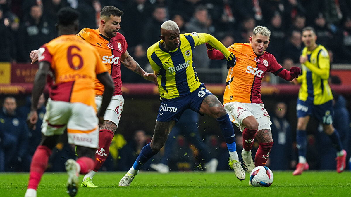 Süper Kupa’yı Kim Kazanabilir?<br><br>Eğer final formatı bu iki eşleşmenin kazananlarıyla oynanacaksa (ki öyle görünüyor):<br><br>Olası final: Galatasaray – Fenerbahçe<br>