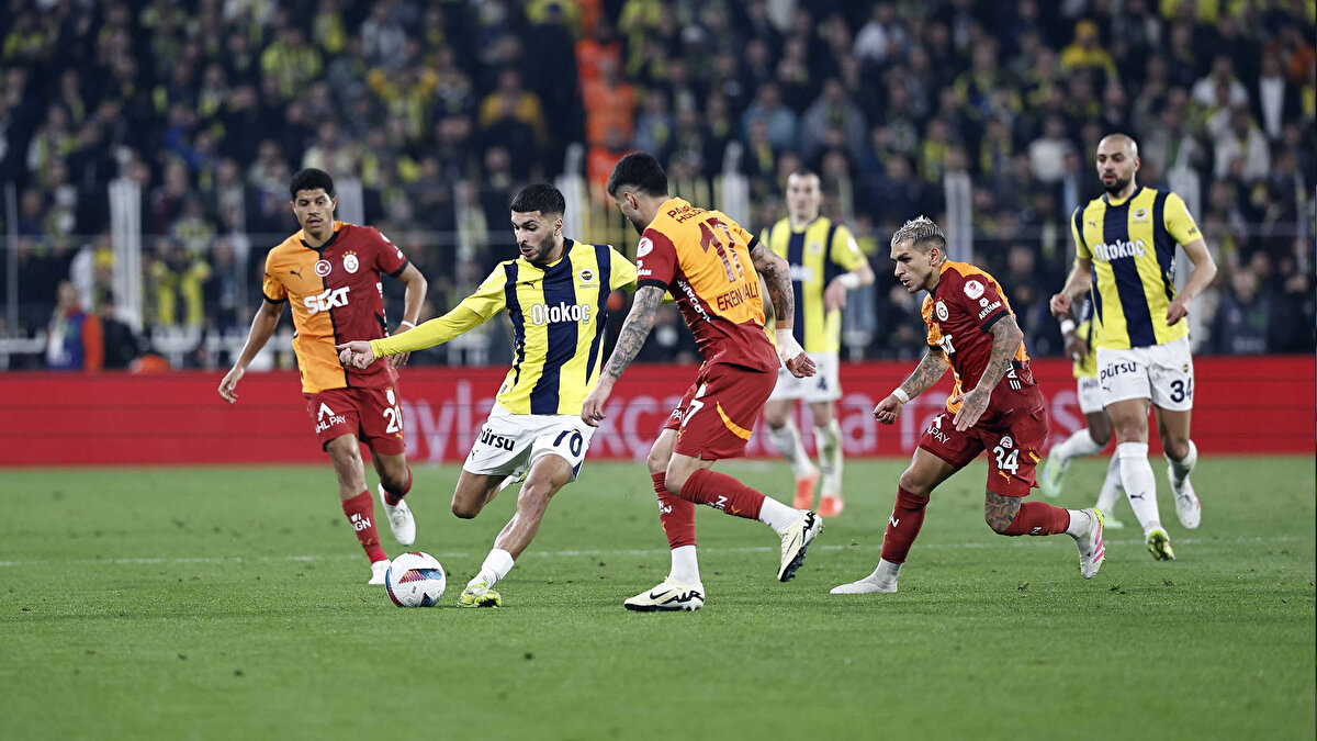 FİNAL TAHMİNİ<br><br>Tarafsız tahmin: Galatasaray ufak bir farkla daha favori görünür, çünkü büyük maçlarda hatayı daha az yapan bir takım görüntüsü veriyor.<br><br>Ancak Fenerbahçe’nin hücum gücü her an dengeleri değiştirebilir.<br><br>Tahmini skorlar: <br>Galatasaray 2-1 Fenerbahçe<br>Galatasaray 1-1 Fenerbahçe <br><br>(Not: Bu tür maçlarla ilgili yapılan yapay zeka değerlendirmeleri tamamen futbol mantığı, form grafiği, kadro gücü ve olasılıklara dayalı tahminlerdir—kesin sonuç vermez.<br>