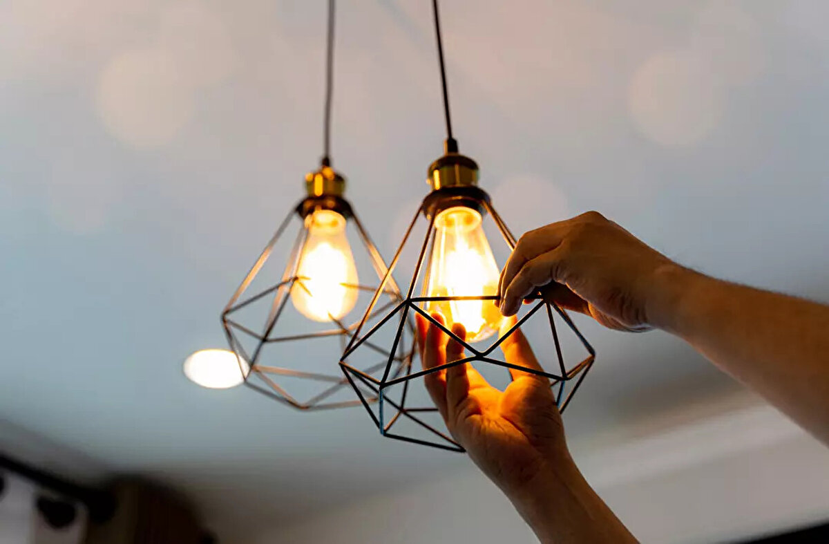 1 Ocak 2026’da Yeni Model Başlıyor<br>Son kaynak limitleri 2018’den bu yana abone gruplarına göre ayrı ayrı belirleniyor. Mesken abonelerinde 2024’te uygulanan 5 bin kilovatsaat üst sınır, gelecek yıl 4 bin kilovatsaate inecek. Yeni SKTT modeli, 1 Ocak 2026’da yürürlüğe girerek elektrik piyasasında serbest tüketici mekanizmasını daha etkin bir yapıya kavuşturacak.