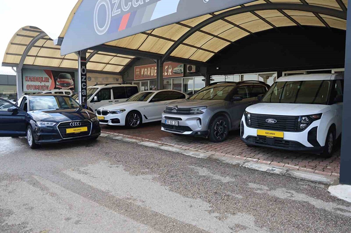 Orta segment araçlara yoğun talep var<br>Elazığ’daki satışların büyük bölümünü 500 bin ile 1 milyon TL arasındaki modellerin oluşturduğunu söyleyen Yıldırım, yüksek segmentteki araçların daha yavaş el değiştirdiğini belirtti. Vatandaşların artık otomobili yatırım için değil, tamamen ihtiyaç doğrultusunda aldığını vurguladı. Buna rağmen piyasada satış sorunu yaşanmadığını, talebin istikrarlı biçimde devam ettiğini aktardı.