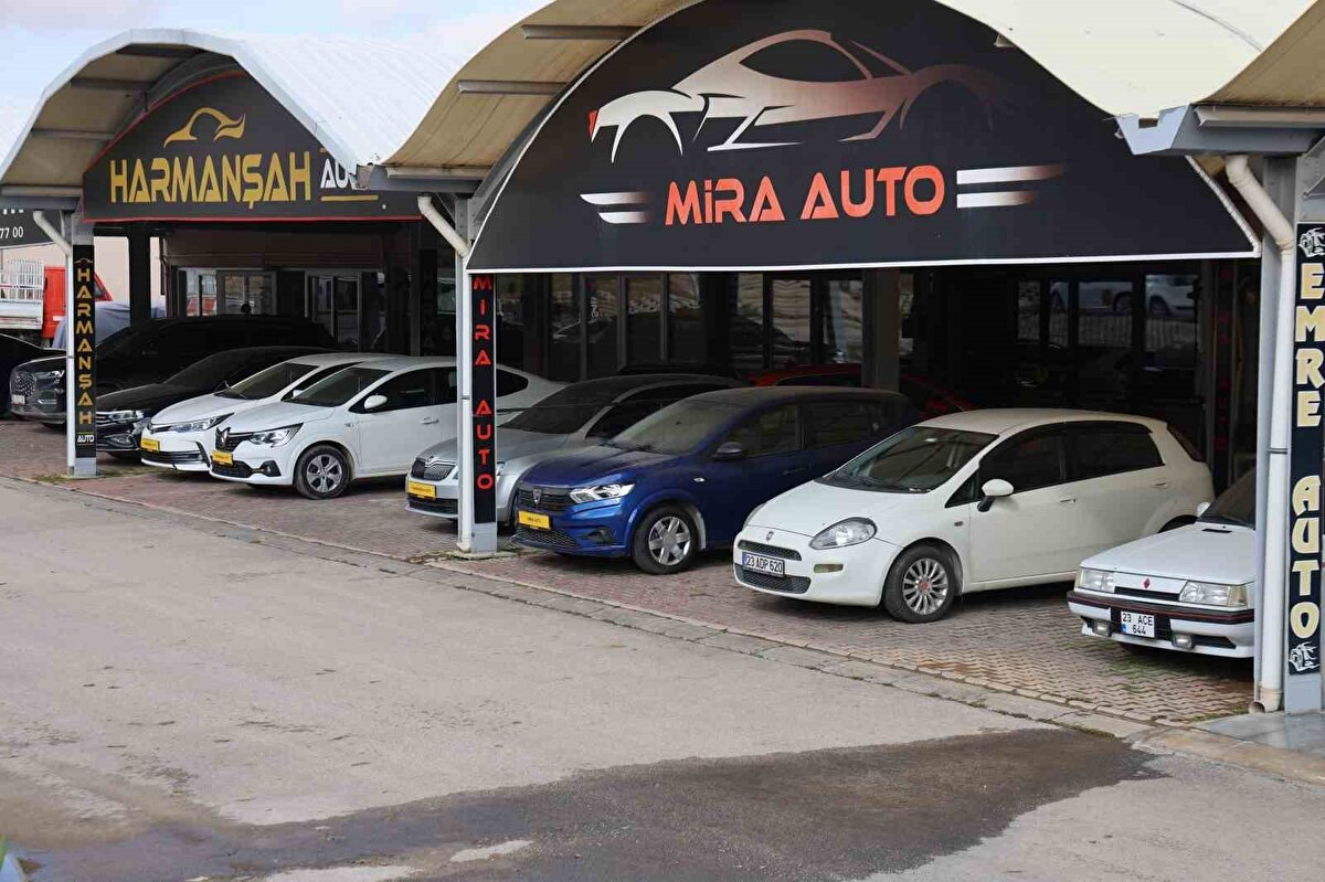 Türkiye genelinde sıfır araçlarda kasım ve aralık aylarında yoğunlaşan kampanyaların etkisi, ikinci el fiyatlarına da yansıyor. Elazığ Galericiler Sitesi Başkanı Ahmet Yıldırım, bu dönemde ortalama yüzde 5’lik bir düşüş görüldüğünü belirterek, tüketicilerin ihtiyaçlarına göre avantajlı alım yapabileceğini ifade etti.